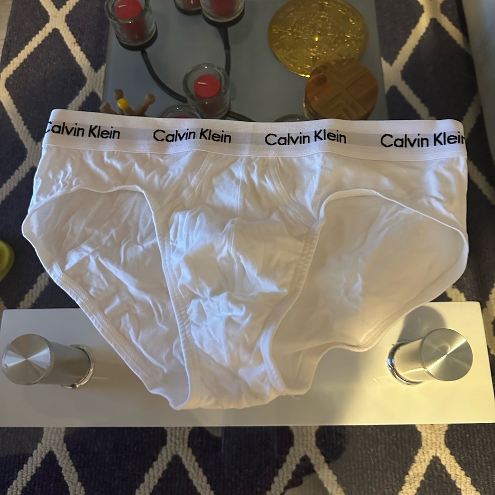 New Calvin Klein - Picture 3 of 8